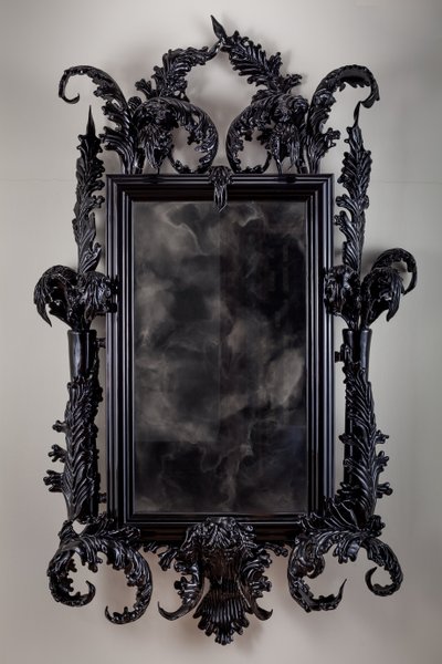 伊甸园之东，2013 年（黑色穆拉诺玻璃、监控镜、钢、木、漆、液晶屏和硬盘驱动器） 作者 马特·科利肖