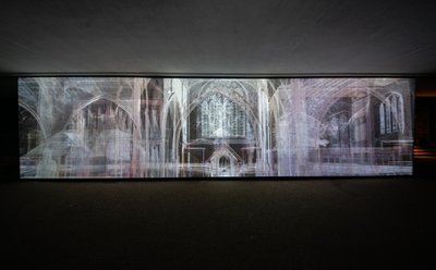 回声定位，2021 年（聚丙烯网格上的 3 频道视频投影） 作者 马特·科利肖