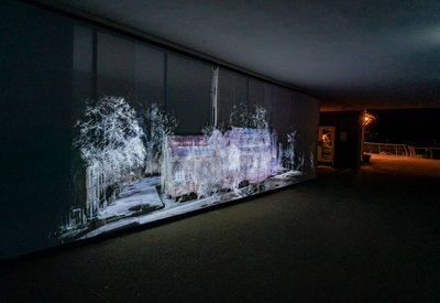 回声定位，2021 年（聚丙烯网格上的 3 频道视频投影） 作者 马特·科利肖
