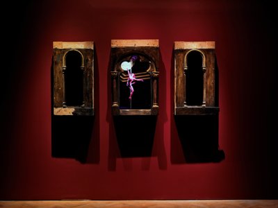 For Your Eyes Only，2010（木、钢、监控镜、液晶屏、硬盘驱动器） 作者 马特·科利肖