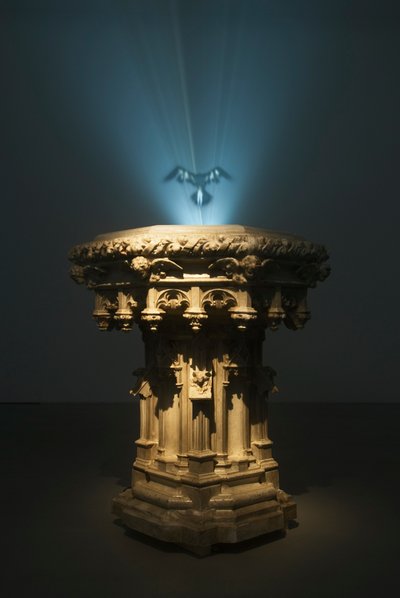 Ganymede, 2007（钢、树脂、烟雾机、液体、抽风机、视频投影仪和 DVD 播放器） 作者 马特·科利肖