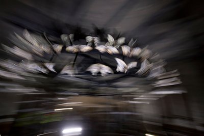 魔灯，2010 年（钢架、穿孔铝板、膨胀树脂、LED 灯、电机） 作者 马特·科利肖