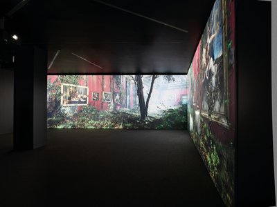 2023 年，马特-科利肖在伦敦邱园举办的 "Petrichor "展览（照片） 作者 马特·科利肖