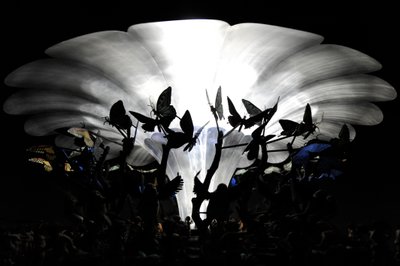奇趣花园，2009 年（钢、铝、石膏、树脂、LED 灯、电机） 作者 马特·科利肖