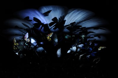 奇趣花园，2009 年（钢、铝、石膏、树脂、LED 灯、电机） 作者 马特·科利肖