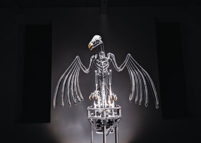 神经架，2019（乙缩醛、丙烯酸、铝、黄铜、电路、油漆、聚氯乙烯、树脂、伺服电机、钢） 作者 马特·科利肖