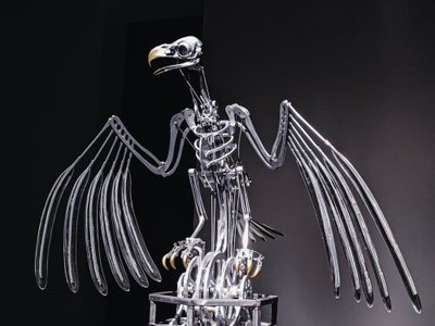 神经架，2019（乙缩醛、丙烯酸、铝、黄铜、电路、油漆、聚氯乙烯、树脂、伺服电机、钢） 作者 马特·科利肖