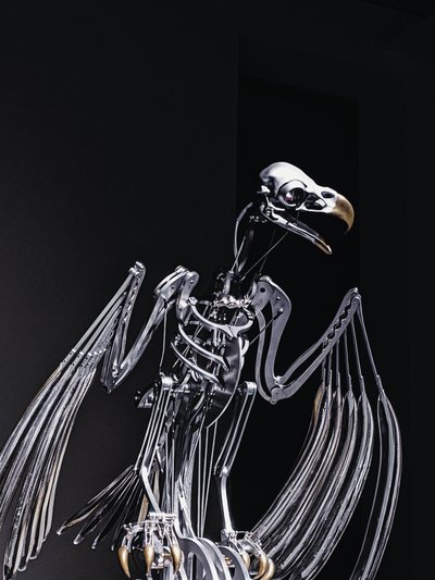 神经架，2019（乙缩醛、丙烯酸、铝、黄铜、电路、油漆、聚氯乙烯、树脂、伺服电机、钢） 作者 马特·科利肖