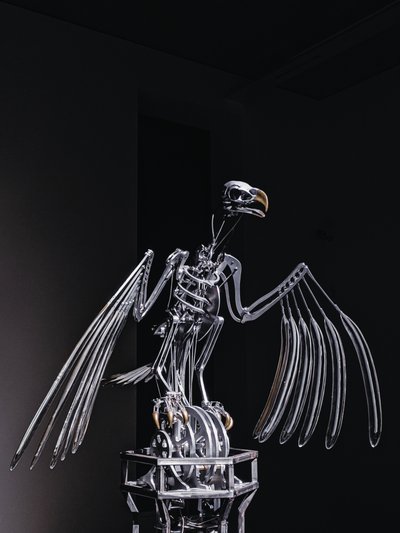 神经架，2019（乙缩醛、丙烯酸、铝、黄铜、电路、油漆、聚氯乙烯、树脂、伺服电机、钢） 作者 马特·科利肖