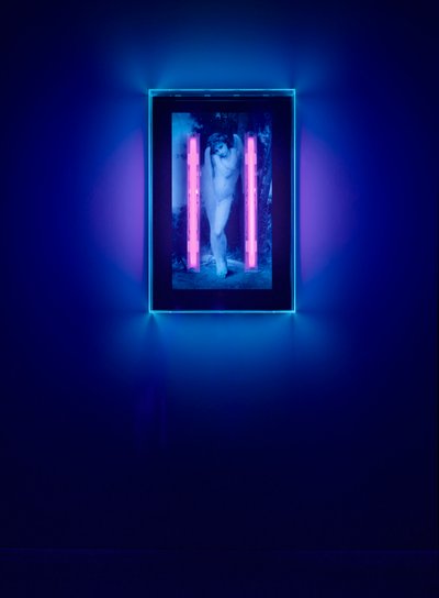 紫外线天使，2008 年（有机玻璃盒上的紫外线墨水，2 盏紫外线霓虹灯） 作者 马特·科利肖