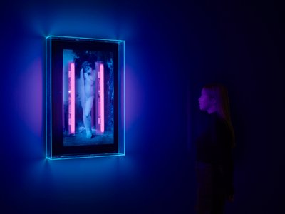 紫外线天使，2008 年（有机玻璃盒上的紫外线墨水，2 盏紫外线霓虹灯） 作者 马特·科利肖