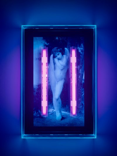 紫外线天使，2008 年（有机玻璃盒上的紫外线墨水，2 盏紫外线霓虹灯） 作者 马特·科利肖