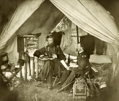 杰弗逊-C-戴维斯将军和军官坐在帐篷里，1861年出版（照片）。 作者 马修和布雷迪工作室