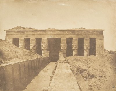 Denderah Tentyris的阿托尔神庙的外墙，1849-50。 作者 马克西姆·杜营