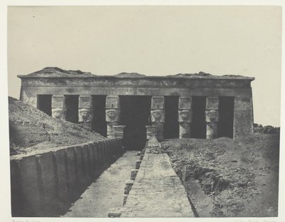 总视图，上埃及丹德拉-特厄尔的大庙，184951年，1852年印刷。 作者 马克西姆·杜营