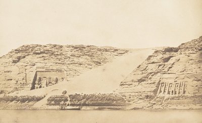 1850年3月29日，从岛上拍摄的阿布森比尔的Phré和Athor的Spéos的总视图。 作者 马克西姆·杜营