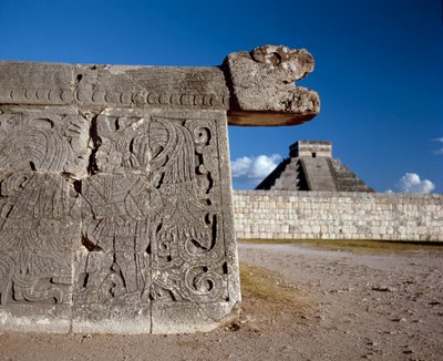 The great ball playground and in the background the castillo, 750-1200 作者 玛雅人