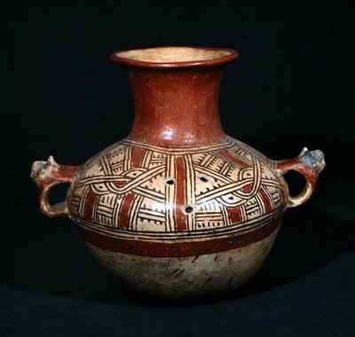 来自中美洲危地马拉基切的乌塔特兰（库马尔卡伊）的带孔陪葬品，后古典时期（赤土）。 作者 Mayan Mayan