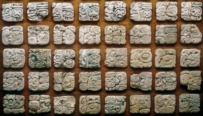 由不同的字形（雕刻的石头）组成的玛雅历法（320-1697） 作者 玛雅玛雅人