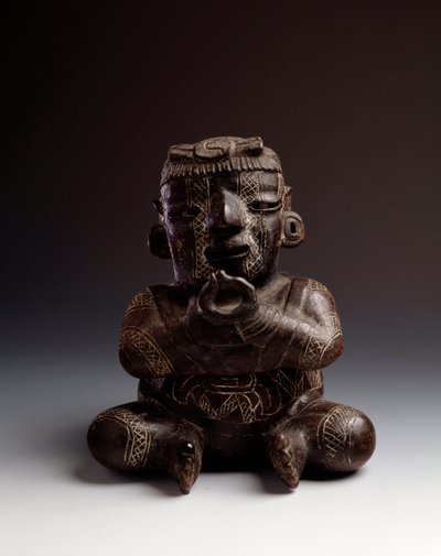 Precolombian art, Maya civilization, initial period: anthropomorphic clay vase depicting a man seated with hands joined in the shape of a circle. From Uaxactun, Guatemala. Sun. h. 21,2 x width 20,2 cm Guatemala, Museo Nazionale di Archeologia e Etnologia - 作者 玛雅玛雅人