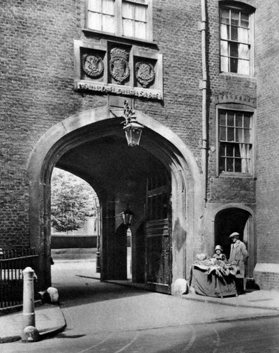 从Chancery Lane通往Lincolns Inn的Tudor网关，1926-1927年。 作者 麦克里什