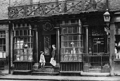 1926-1927年，伦敦毕晓普斯盖特（Bishopsgate）附近的炮兵巷（Artillery Lane）店面。 作者 麦克里什