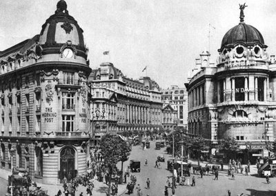 伦敦（1926-1927）的Aldwych Crescent的西面入口 作者 麦克里什