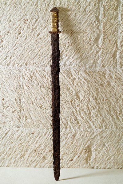 Merovingian art: epee, 6th century. Gaul. National archeological museum of Saint Germain en Laye 作者 Merovingian Merovingian