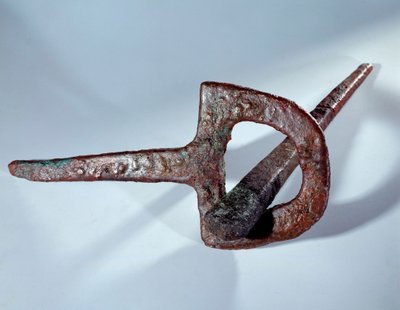 美索不达米亚：地基俑（钉子和它的铜支架）。苏美尔时期。公元前2800年。来自马里的网站。太阳 0,38米 巴黎，卢浮宫博物馆 作者 美索不达米亚