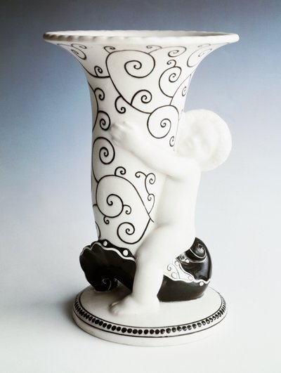 带有黑色装饰的花瓶，小天使托着锥形瓶身，Vereinigte Wiener Und Gmundner Keramik，奥地利，20 世纪（白色搪瓷陶器） 作者 迈克尔·鲍沃尔尼