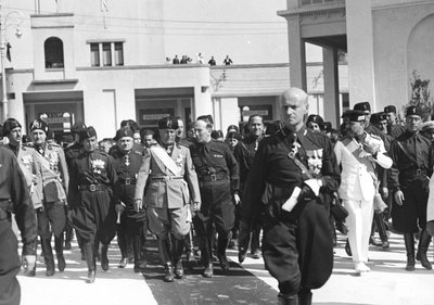 墨索里尼在巴里第五届莱万特节开幕式上，1934年9月6日（黑白照片）。 作者 米歇尔·菲卡雷利