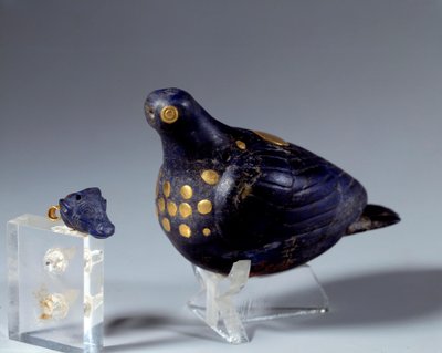 Eastern antiquite: dove in lapis lazuli (lapis lazuli) and gold. From the Susa website. Medio-elamite period (Iran). 1200 BC Paris, Louvre Museum 作者 中古花岗岩时代