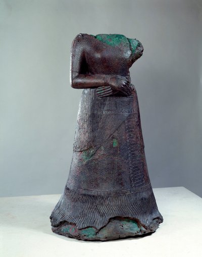 埃兰文明：纳皮尔阿苏女王铜像，上面刻有埃兰碑文。 公元前 1250 年。 来自伊朗苏萨的遗址。 太阳 1,29x0,73 m 巴黎，卢浮宫博物馆 作者 中古花岗岩时代