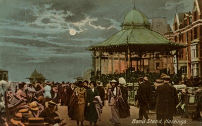 苏塞克斯郡黑斯廷斯的乐队展台，约1914年。 作者 米尔顿