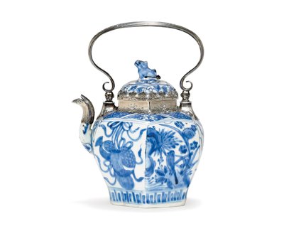 蓝色和白色茶壶和盖子（陶瓷和银色） 作者 明代中文学校