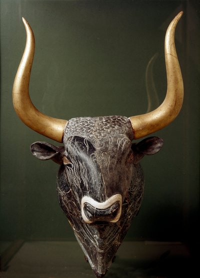 米诺斯艺术：来自克里特岛克诺索斯小宫 (Knossos) 的公牛头形状的 rhython 或 rhyton 或 rython（玻璃器具）。 公元前 1550-1500 年。 伊拉克利翁考古博物馆 - 米诺斯艺术：带金角的公牛头纹（礼仪玻璃） 作者 美浓