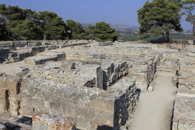 Phaistos.North 东复合体的米诺斯考古遗址。 直接毗邻旧宫殿的四个房间的综合体。 这些房间用来存放贵重的仪式器皿。 著名的带有象形文字的“费斯托斯圆盘”和其他 作者 美浓