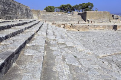 Phaistos 的米诺斯考古遗址。西法院和剧院区。 正面和宫殿中央入口（公元前 1900 年 -1700 年）前的大型铺砌庭院。 这个法院在居民的生活中发挥了重要作用。 在脚下 作者 美浓