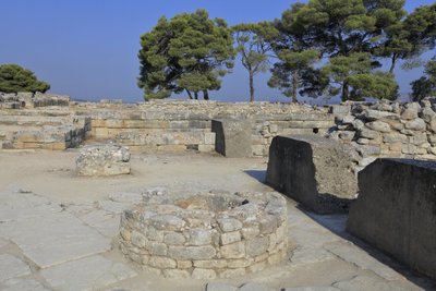 Minoan archeological site of Phaistos. Part of the North East Complex. Complex of four rooms directly adjoining the old palace. These rooms were used to store valuable ritual vessels. The famous “” Phaistos disc”” bearing hieroglyphic writing was found her 作者 美浓