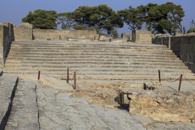 菲斯托斯的米诺斯考古遗址。楼梯从西院开始，通向Propylaea，这是新宫殿的主要和最令人印象深刻的入口，台阶形成了剧院区的座位，用于宗教活动和表演。 作者 美浓