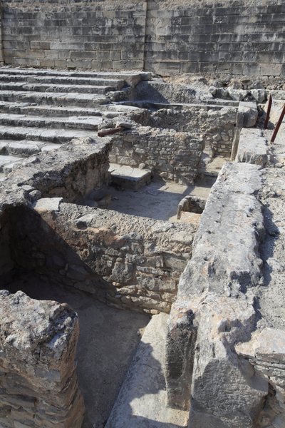 Minoan archeological site of Phaistos. The tripartite shrine. This Complex of rooms in front of the Palace was a small shrine. Phaistos, Crete. 作者 美浓