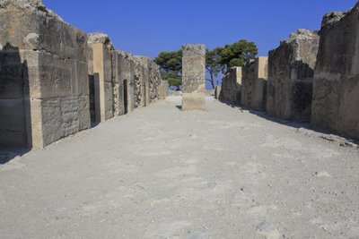 Minoan archeological site of Phaistos. The west magazines. Large complex of the palace storerooms. It consists of the antechamber, the corridor of the storerooms, and the storerooms themselves. To right and left of the corridor were 11 magazines in which t 作者 美浓