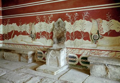 米诺斯文明：克诺索斯(Knossos)的米诺斯国王宫殿的宝座室的景色。克里特岛--米诺斯文明：克诺索斯的米诺斯国王宫殿的王座室的景色。克里特岛，希腊 作者 美浓