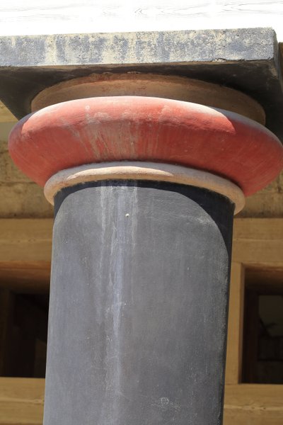 Minoen archeological site of Knossos. Detail of a column of the Hall of the double axes and the queen megaron of the palace of the king Minos. Knossos, Crete. 作者 美浓