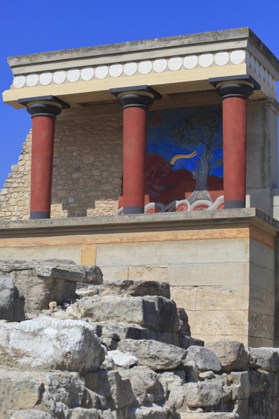 克诺索斯的米诺恩考古遗址。 北门，北柱厅。 由亚瑟·埃文斯 (Arthur Evans) 重建的堡垒，他在其中放置了一幅修复后的公牛浮雕壁画。 克诺索斯，克里特岛。 作者 美浓