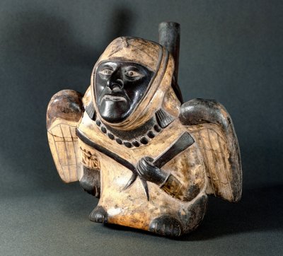 前哥伦比亚艺术，莫奇卡文化（Moche）：代表人翼的拟人化形式的花瓶。 公元前 100 年至公元 800 年。 利马，秘鲁国家人类学和考古博物馆 作者 莫切莫切