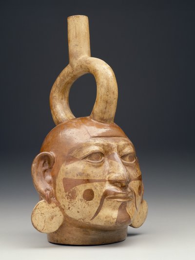 人头形状的马镫嘴器皿，约公元450-550年（陶瓷）。 作者 莫切莫切