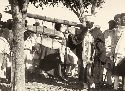 在法西斯时代建立一个帝国。阿比西尼亚的钟声，1936年5月9日（黑白照片）。 作者 莫迪斯蒂诺·巴尔迪内蒂