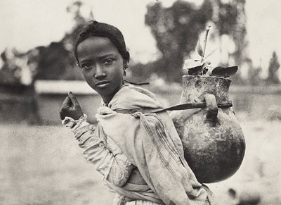 在法西斯主义时代建立一个帝国。阿比西尼亚女孩，1936年5月9日（黑白照片）。 作者 莫迪斯蒂诺·巴尔迪内蒂