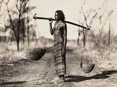 在法西斯时代建立一个帝国。库纳马妇女提水，1936年5月9日（黑白照片）。 作者 莫迪斯蒂诺·巴尔迪内蒂